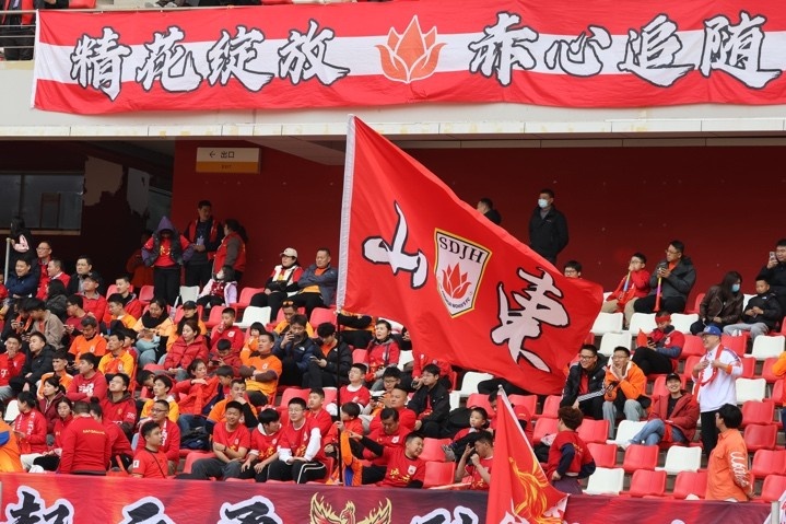 主場上萬名球迷的吶喊助威，給山東體彩女足征戰(zhàn)女超增添了能量與動力